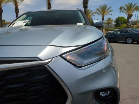 Used 2021 Toyota Highlander XLE AWD/4WD image 10