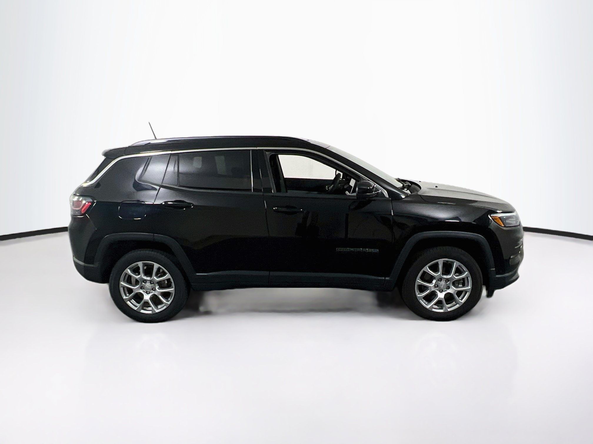 Used 2023 Jeep Compass Latitude w/ Sun and Sound Group AWD/4WD image 4