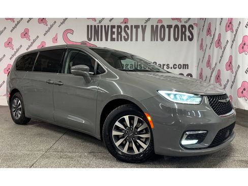 Used 2022 Chrysler Pacifica Touring-L w/ Uconnect Theater Family Group image 2
