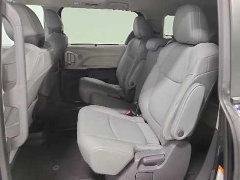 Certified 2021 Toyota Sienna XLE FWD image 17