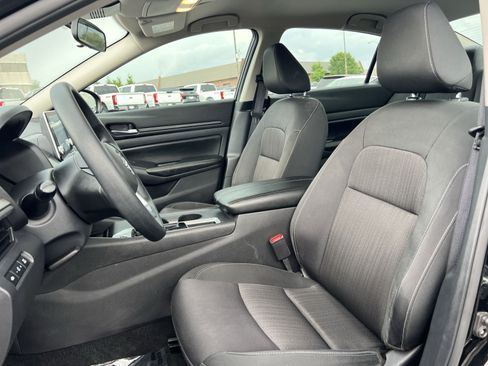 Used 2025 Nissan Altima 2.5 SV FWD image 13