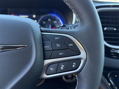 Used 2025 Chrysler Pacifica Select image 23