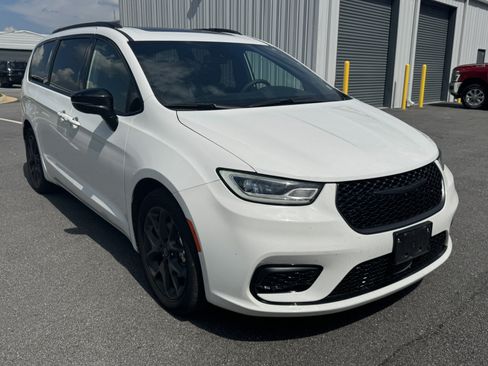 Used 2025 Chrysler Pacifica Limited FWD image 3