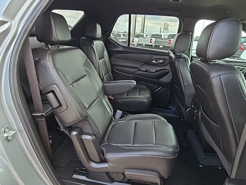 Used 2023 Chevrolet Traverse LT w/ Rear Camera Mirror Package image 20