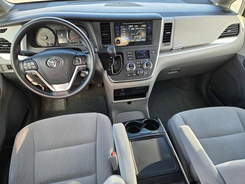 Certified 2017 Toyota Sienna LE FWD image 11