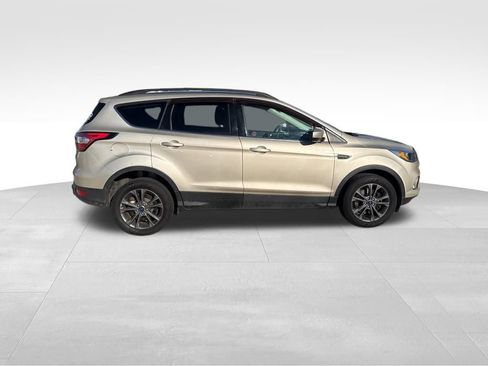 Used 2017 Ford Escape SE image 3