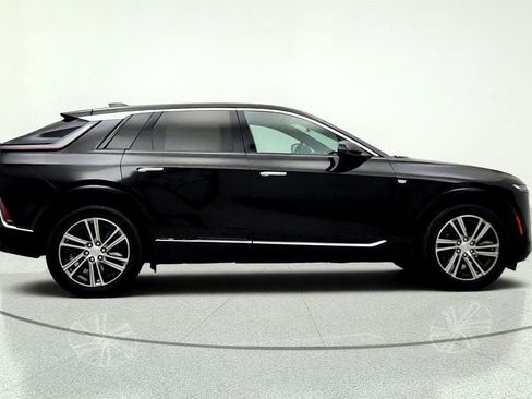 Used 2025 Cadillac Lyriq Luxury w/ LPO, Floor Liner Package RWD image 4