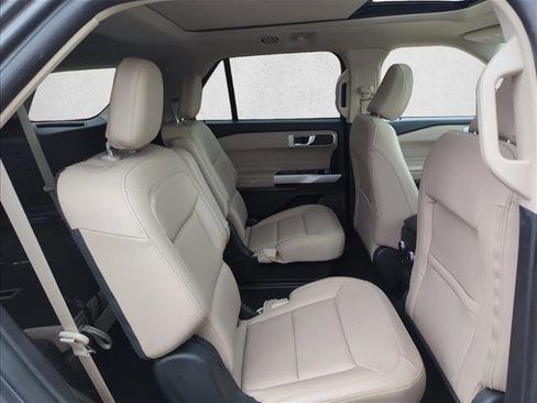 Used 2022 Ford Explorer XLT w/ Equipment Group 202A image 18