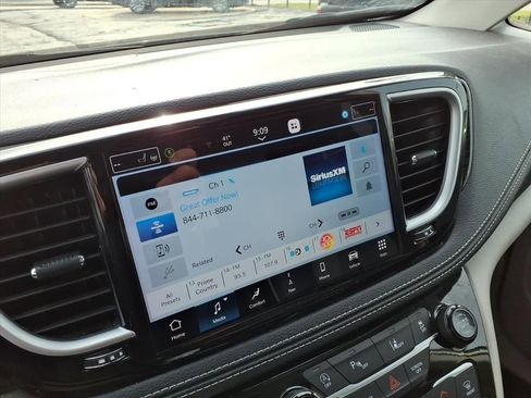 Certified 2023 Chrysler Pacifica Limited image 18