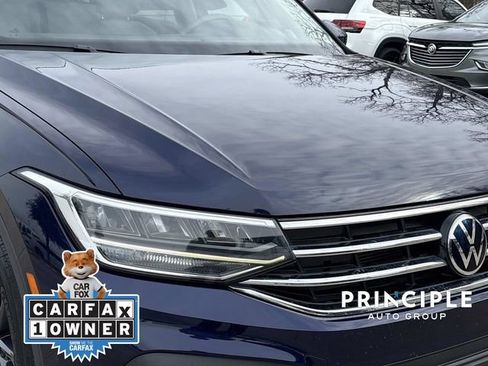 Used 2023 Volkswagen Tiguan SE w/ Panoramic Sunroof Package image 9