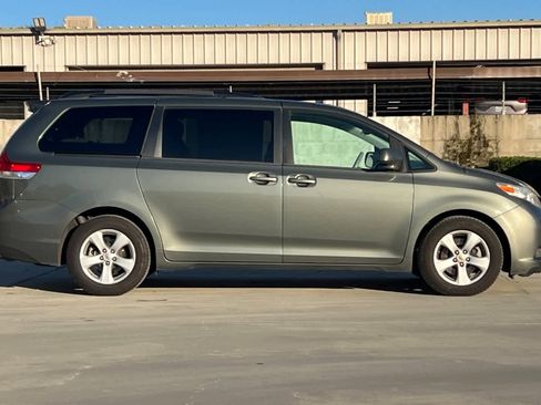 Used 2014 Toyota Sienna LE image 9