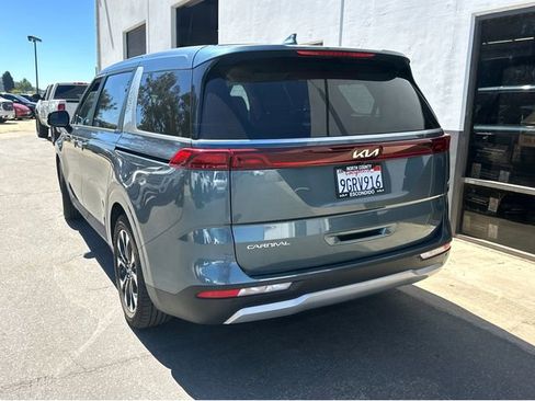 Used 2023 Kia Carnival EX image 4