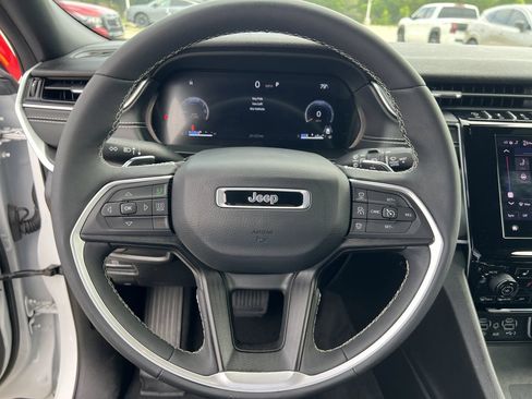 Used 2024 Jeep Grand Cherokee L Altitude AWD/4WD image 8