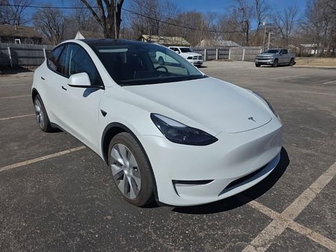 Used 2023 Tesla Model Y Long Range image 3