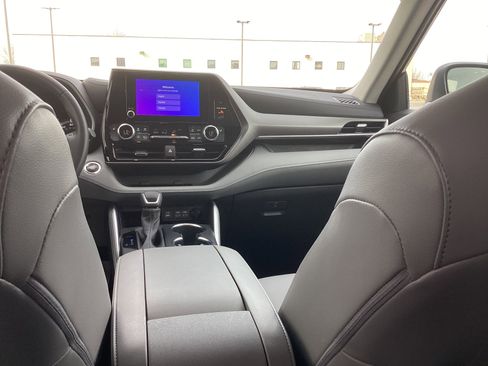 Certified 2023 Toyota Highlander XLE image 18