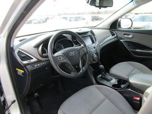 Used 2017 Hyundai Santa Fe SE image 10