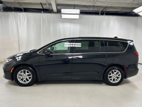 Used 2023 Chrysler Pacifica Touring-L FWD image 8