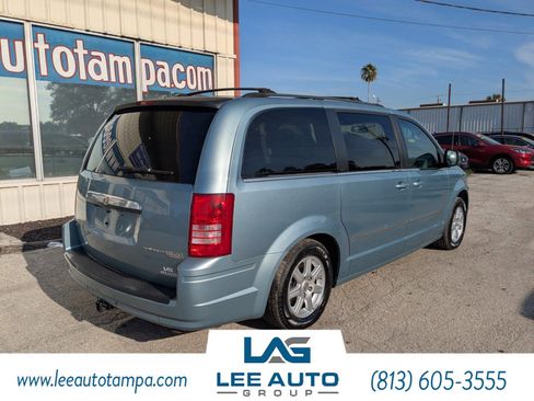 Used 2010 Chrysler Town & Country Touring FWD image 4
