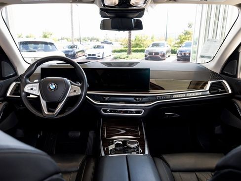 Used 2025 BMW X7 xDrive40i image 32