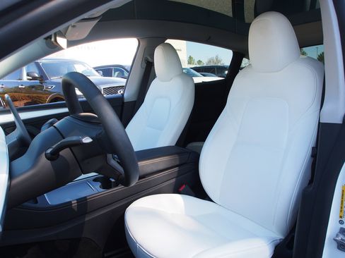 Used 2024 Tesla Model Y Long Range image 17