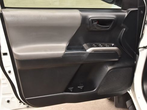Used 2018 Toyota Tacoma SR5 AWD/4WD image 32