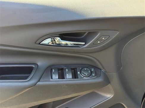 Used 2021 Chevrolet Equinox LT w/ Driver Convenience Package image 17