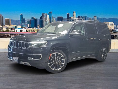 Used 2023 Jeep Wagoneer Series III w/ Premium Group I AWD/4WD image 2