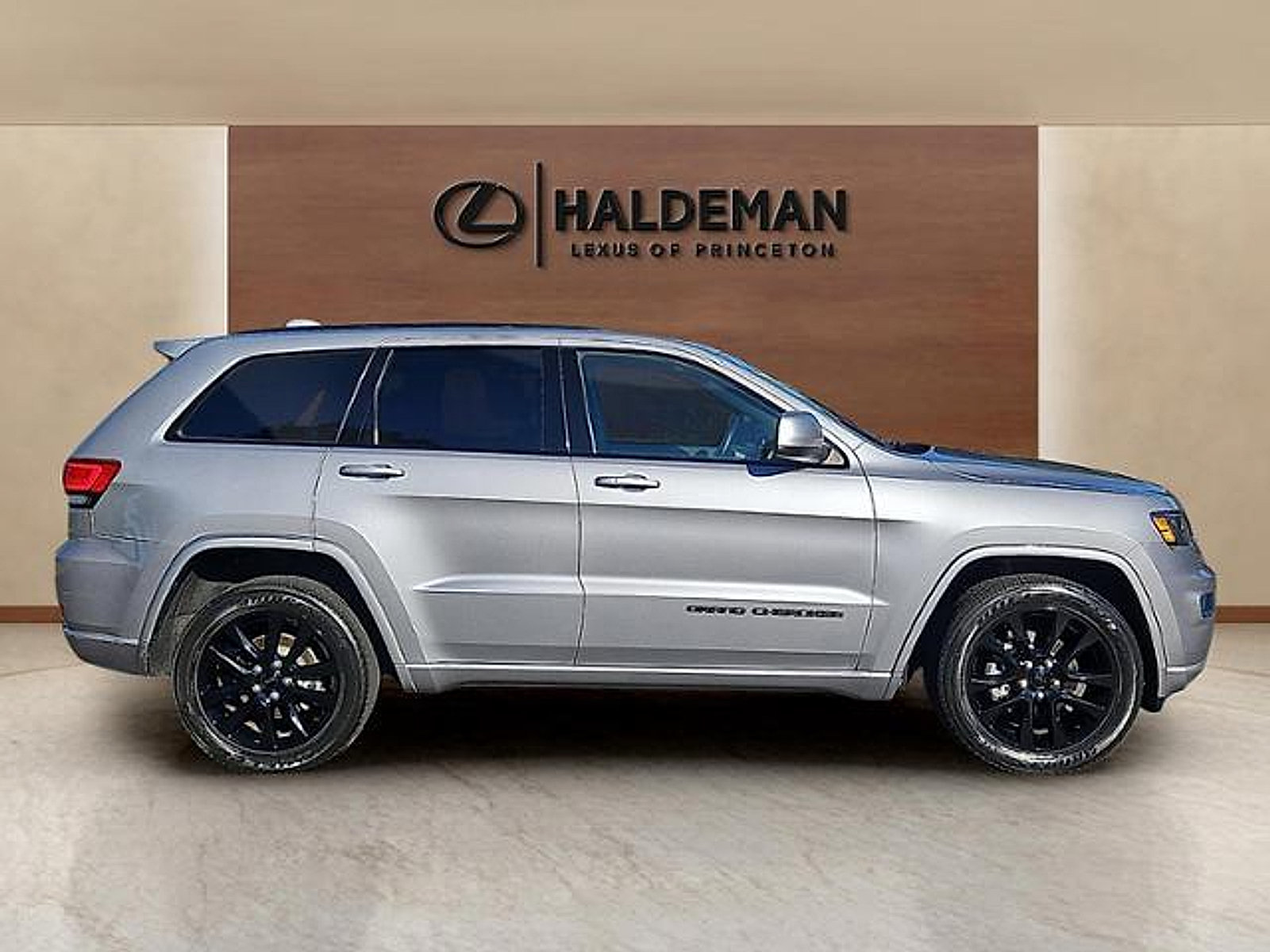 Used 2018 Jeep Grand Cherokee Altitude AWD/4WD image 7