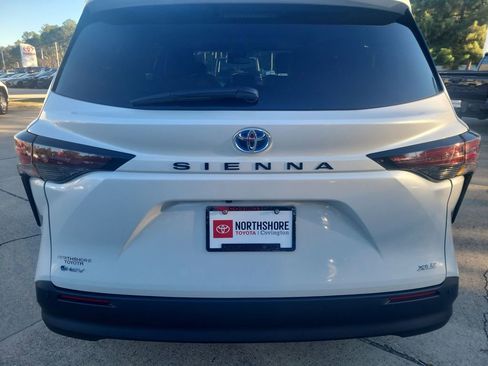 Used 2025 Toyota Sienna XLE image 4