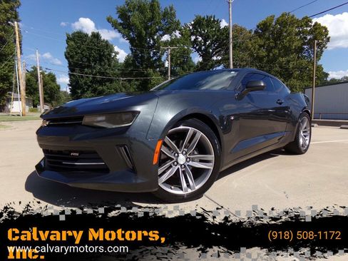 Used 2017 Chevrolet Camaro LT RWD image 1