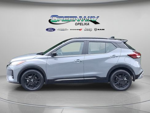 Used 2023 Nissan Kicks SR w/ SR Premium Package FWD image 4
