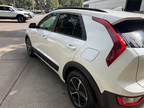 Certified 2025 Kia Niro EX w/ EX Cold Weather Package FWD image 7