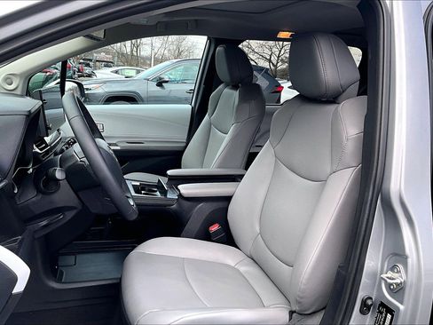 Used 2025 Toyota Sienna XLE w/ XLE Plus Package image 24