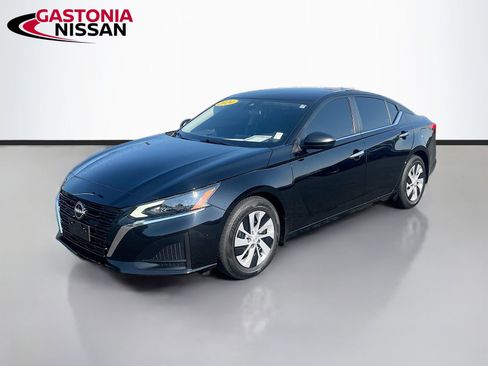 Used 2024 Nissan Altima 2.5 S FWD image 3