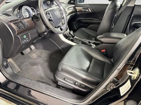 Used 2017 Honda Accord Touring image 11