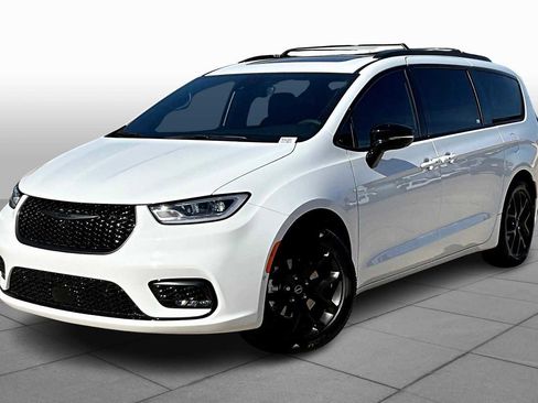 New 2026 Chrysler Pacifica Limited w/ S Appearance Package image 2