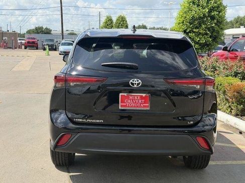 Certified 2025 Toyota Highlander LE FWD image 6