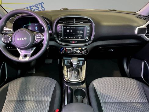 Used 2025 Kia Soul LX w/ LX Technology Package FWD image 8