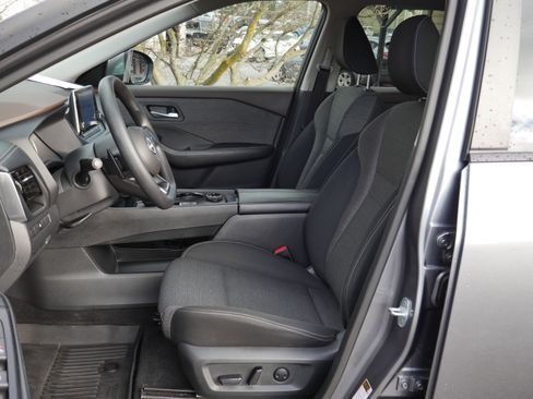 Certified 2022 Nissan Rogue SV image 3