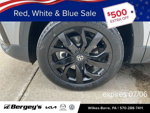 Used 2022 Volkswagen Taos SE AWD/4WD image 1