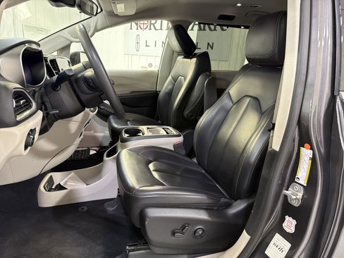 Used 2023 Chrysler Pacifica Touring-L image 9