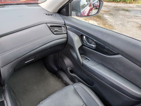 Used 2018 Nissan Rogue SL w/ Premium Package image 18