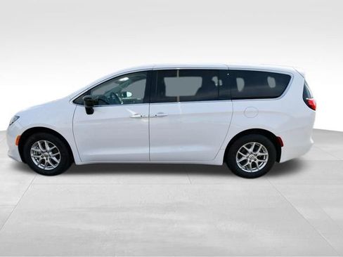 Used 2024 Chrysler Voyager LX FWD image 4