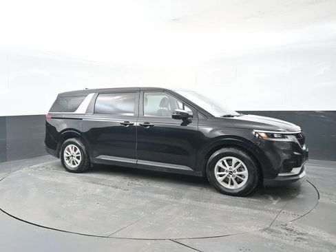 Used 2024 Kia Carnival LX image 7