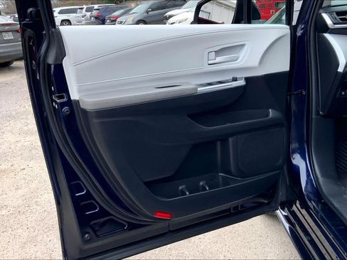 Used 2025 Toyota Sienna LE image 22