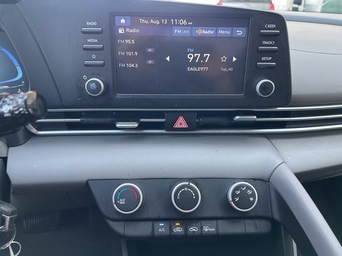 Used 2024 Hyundai Elantra SE FWD image 17