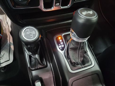 Used 2024 Jeep Wrangler Unlimited Sahara AWD/4WD image 38