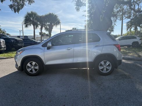 Used 2022 Chevrolet Trax LT w/ LT Convenience Package FWD image 4