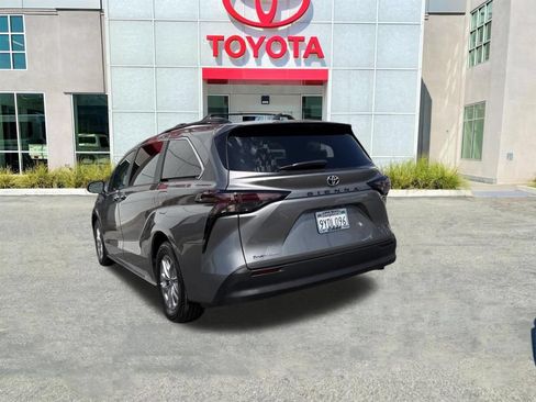 Used 2026 Toyota Sienna LE AWD/4WD image 5