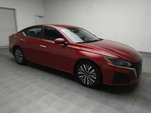 Used 2023 Nissan Altima 2.5 SV FWD image 11